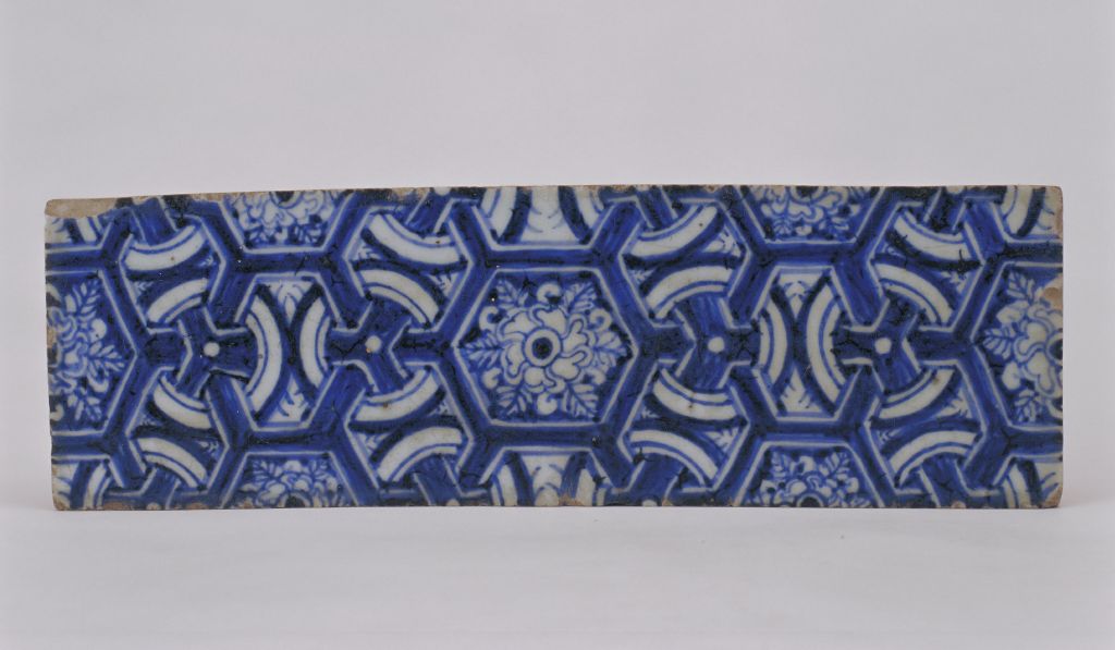 图片[1]-Blue and white lock brocade porcelain plate-China Archive